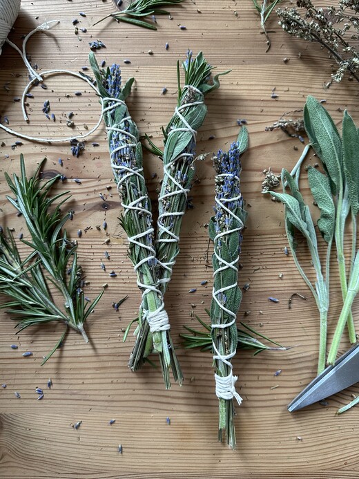 Räucherbündel „Reinigung“ aus Lavendel, Salbei und Beifuß (handgebunden) 1 Stck.