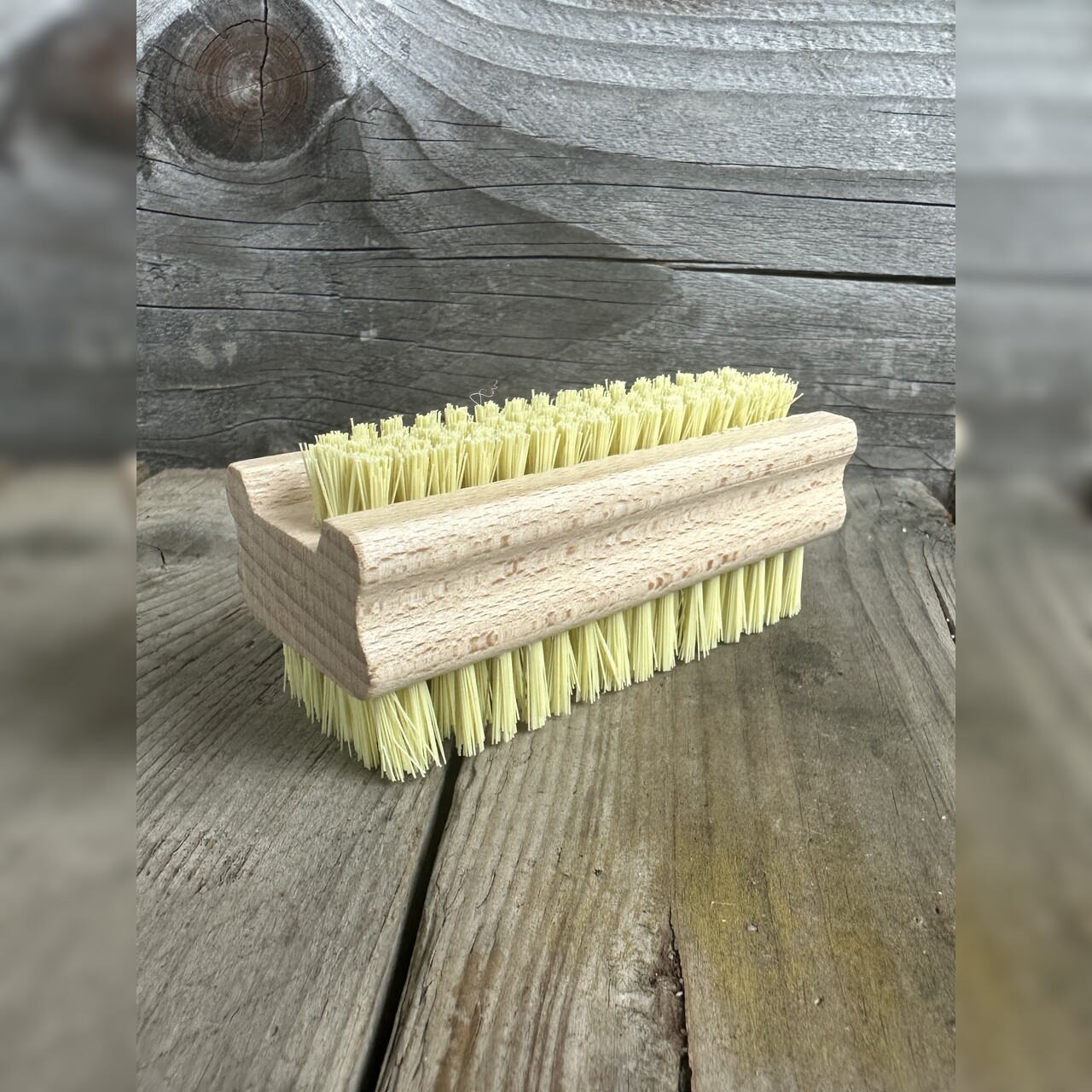 Hand- und Nagelbürste - Handbürste auf Holz