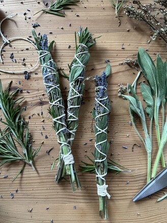 Räucherbündel „Gesundheit“ aus Ringelblume, Salbei und Lavendel (handgebunden)