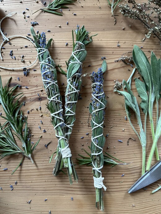 Räucherbündel „Gesundheit“ aus Ringelblume, Salbei und Lavendel (handgebunden)
