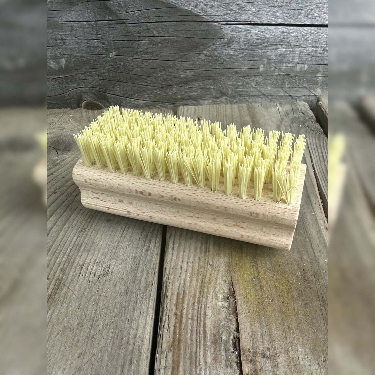 Hand- und Nagelbürste - Handbürste auf Holz