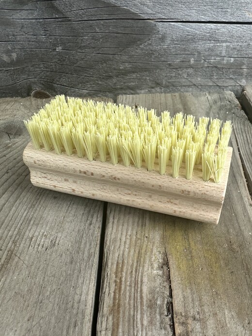 Hand- und Nagelbürste - Handbürste auf Holz