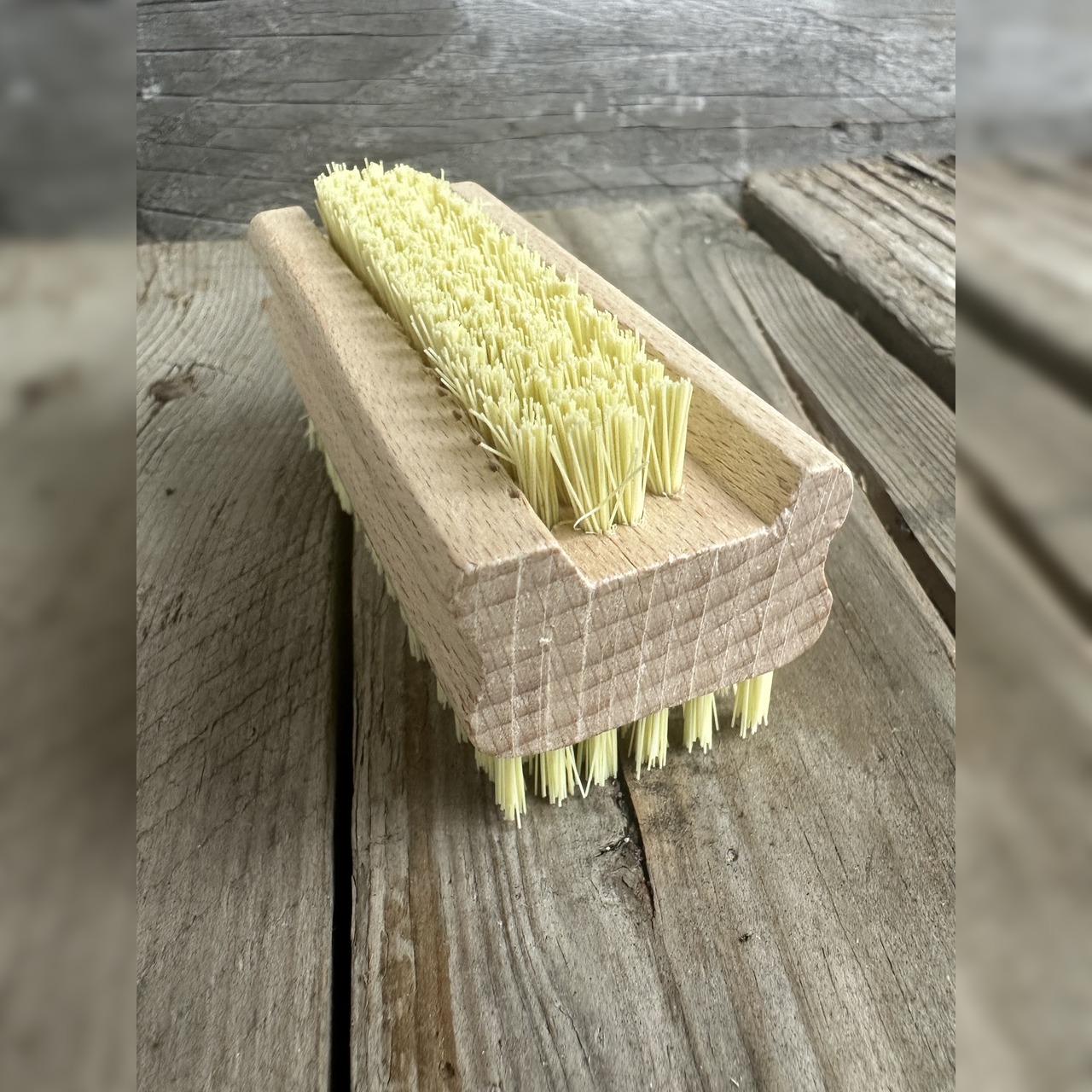 Hand- und Nagelbürste - Handbürste auf Holz