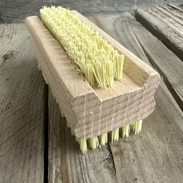 Hand- und Nagelbürste - Handbürste auf Holz