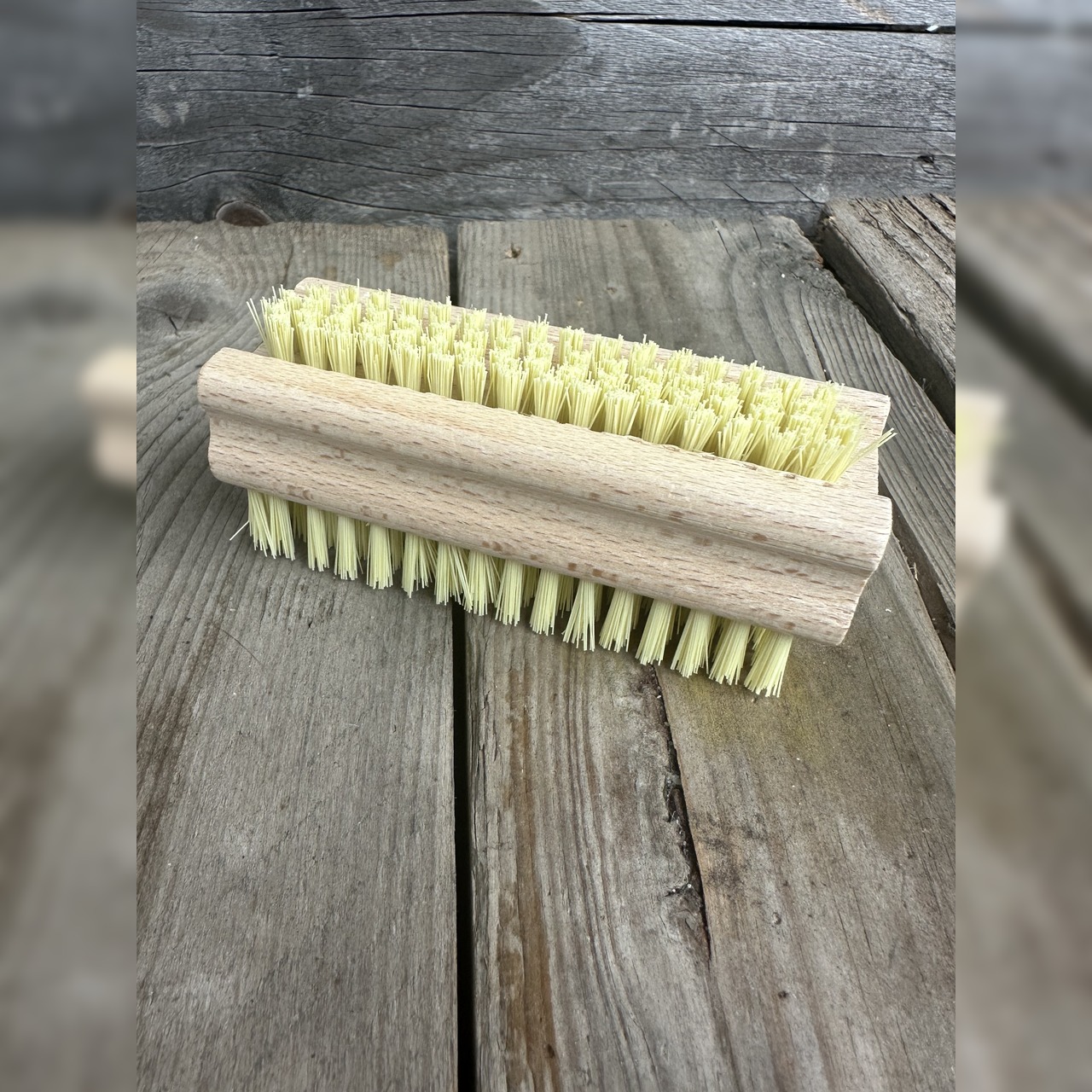 Hand- und Nagelbürste - Handbürste auf Holz