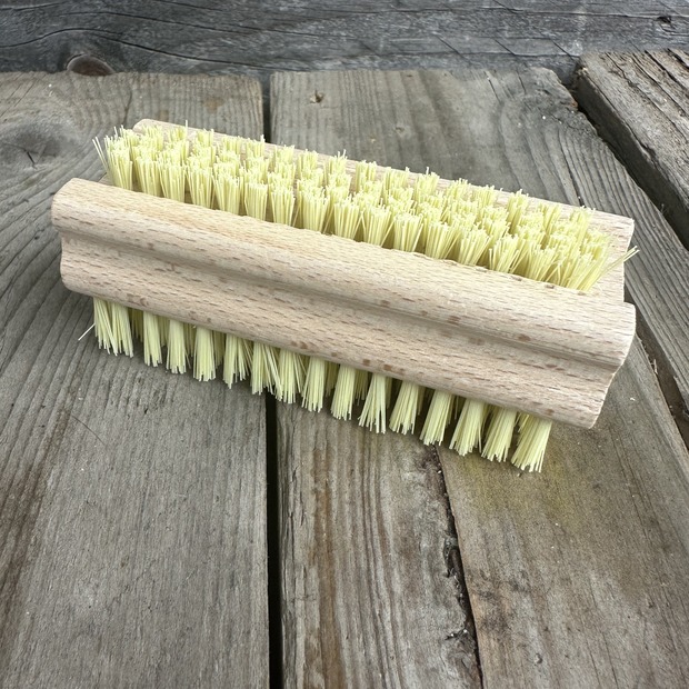 Hand- und Nagelbürste - Handbürste auf Holz
