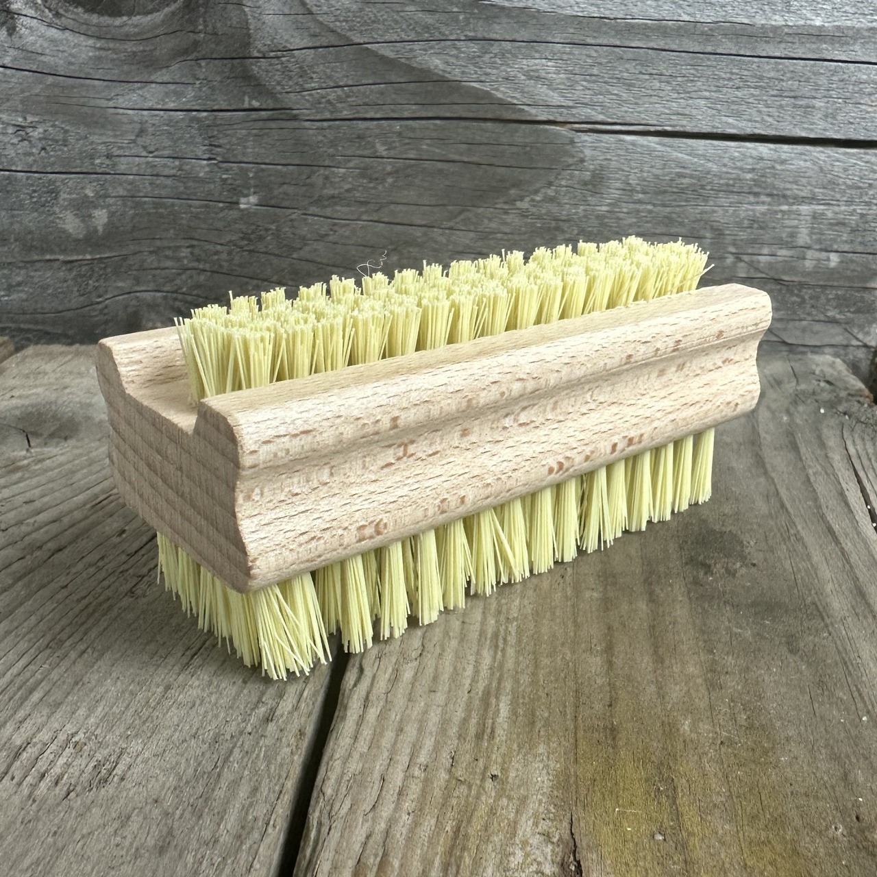 Hand- und Nagelbürste - Handbürste auf Holz