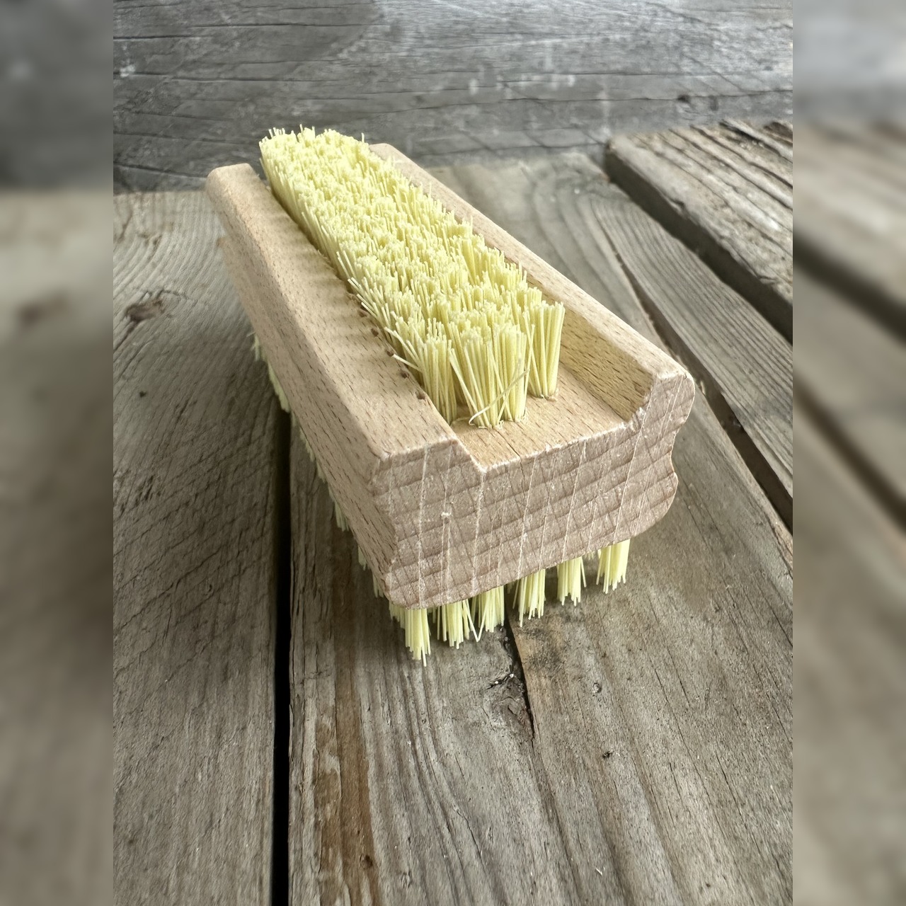 Hand- und Nagelbürste - Handbürste auf Holz