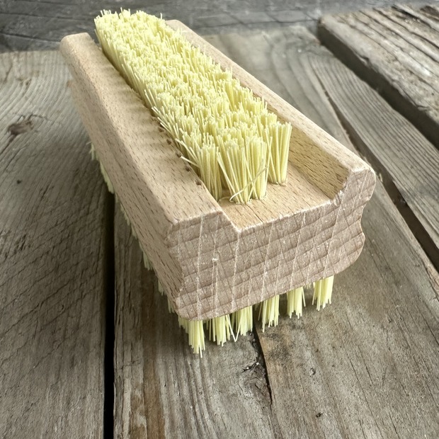 Hand- und Nagelbürste - Handbürste auf Holz