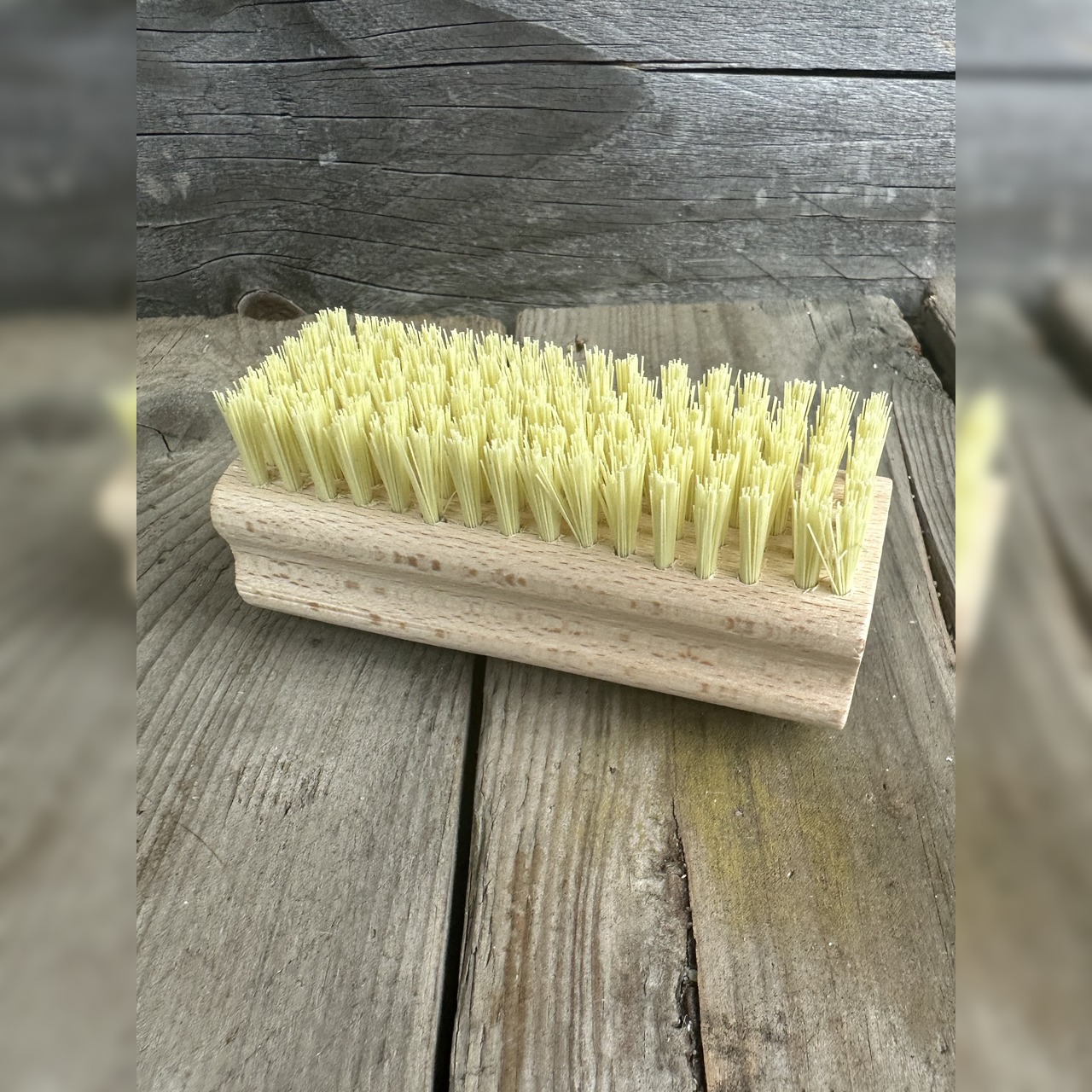 Hand- und Nagelbürste - Handbürste auf Holz