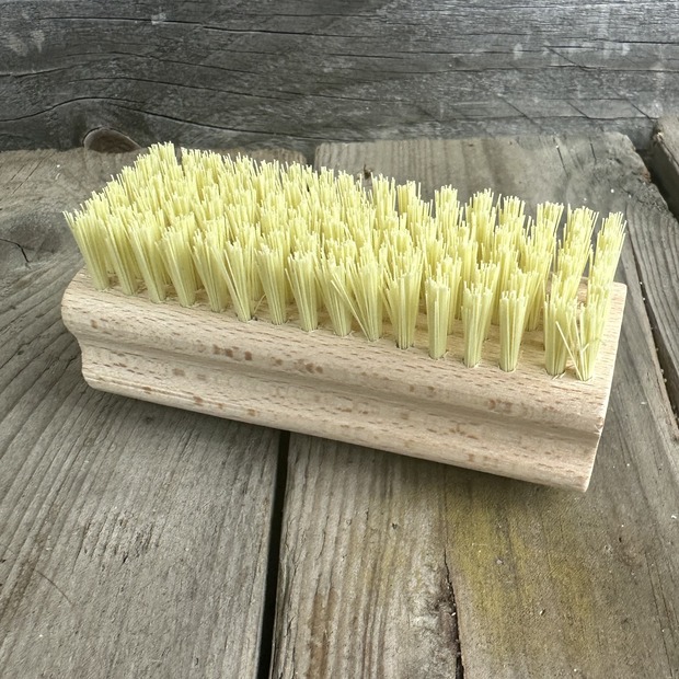 Hand- und Nagelbürste - Handbürste auf Holz
